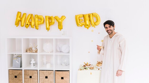 Concepto de eid al-fitr con hombre musulmán