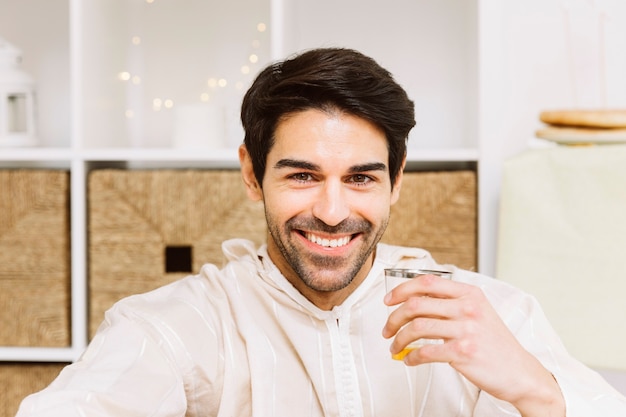 Concepto de eid al-fitr con hombre y té