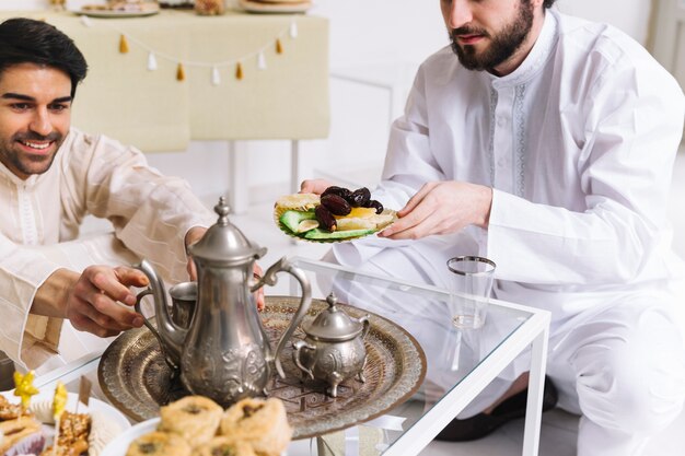 Concepto de eid al-fitr con té y dátiles