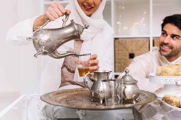 Concepto de eid al-fitr con té