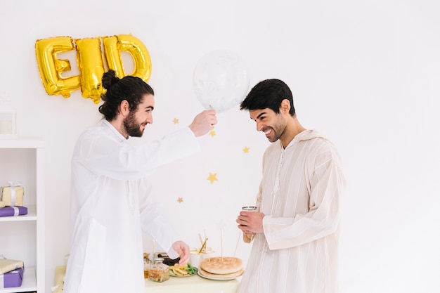 Foto gratuita concepto de eid con amigos