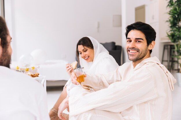 Concepto de eid con grupo de amigos felices