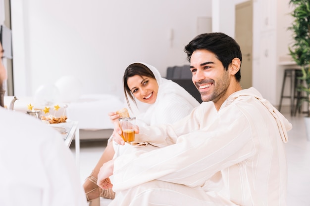 Concepto de eid con grupo de amigos felices