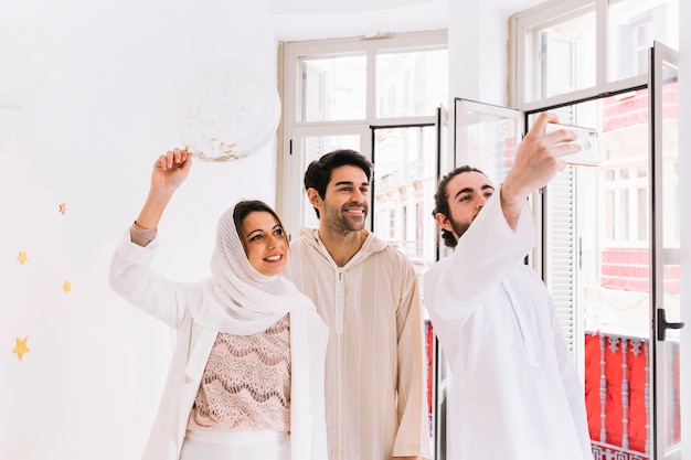 Concepto de eid con grupo de amigos haciendo selfie