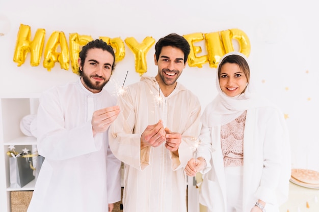 Concepto de eid con grupo de amigos