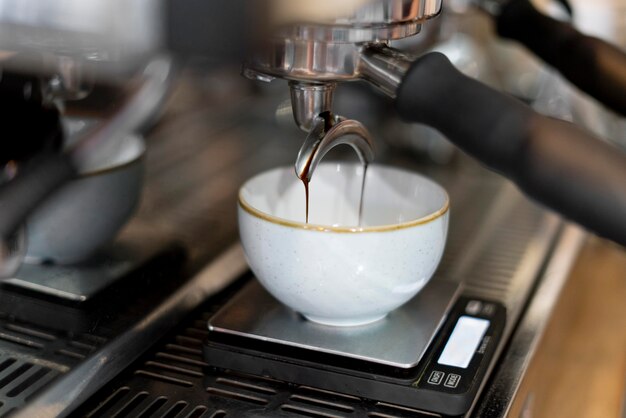 Concepto de elaboración de café con máquina