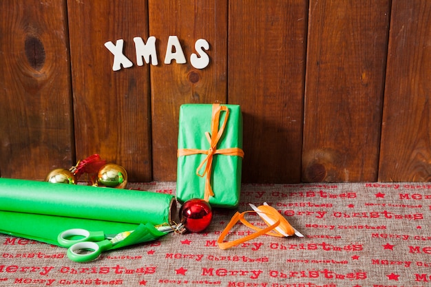 Concepto de embalar con caja de regalo verde