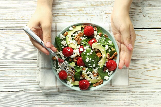 Concepto de ensalada de comida sabrosa con vista superior de fresa