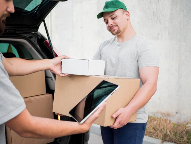 Concepto de entrega de primer plano con paquete