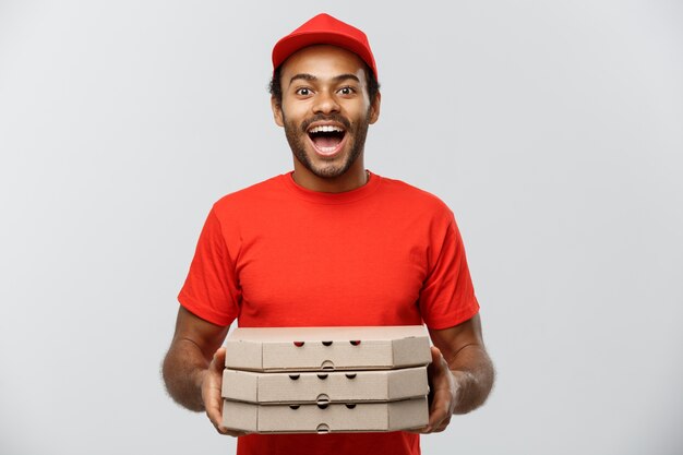 Concepto de entrega - Retrato de Handsome African American Pizza hombre de entrega. Aislado en el estudio de fondo gris. Espacio De La Copia.