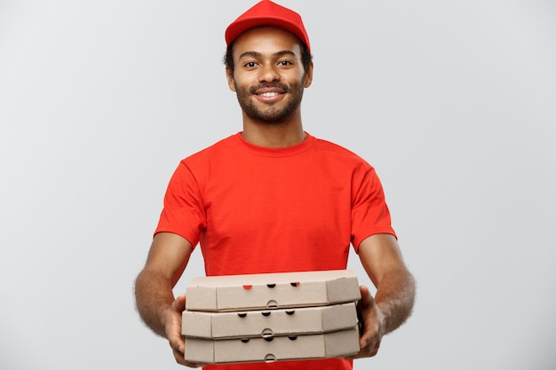 Concepto de entrega - Retrato de Handsome African American Pizza hombre de entrega. Aislado en el estudio de fondo gris. Espacio De La Copia.