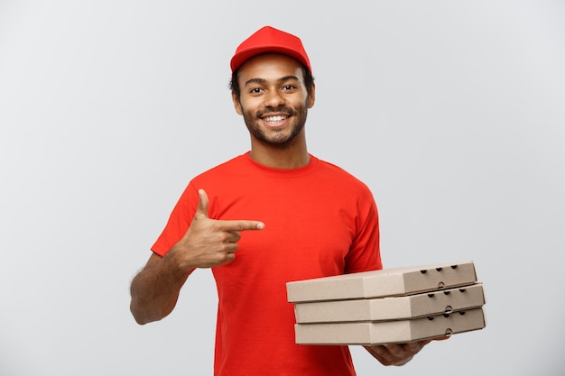 Concepto de entrega - Retrato de Handsome African American Pizza hombre de entrega. Aislado en el estudio de fondo gris. Espacio De La Copia.