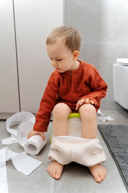 Concepto de entrenamiento para ir al baño de niño lindo de tiro completo