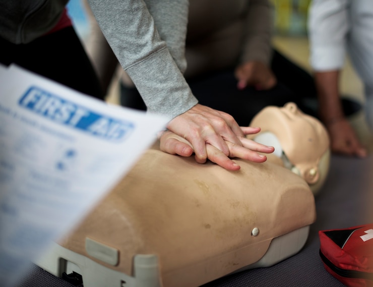 Foto gratuito concepto de entrenamiento de primeros auxilios de rcp