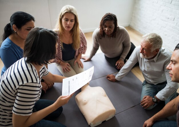 Concepto de entrenamiento de primeros auxilios de RCP