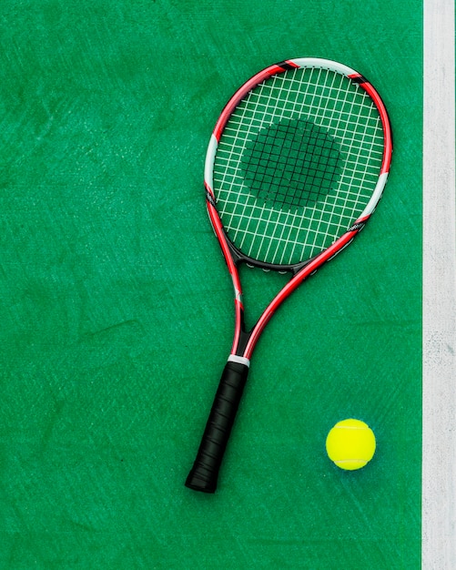 Concepto del equipo de deporte de la pelota de tenis de la raqueta