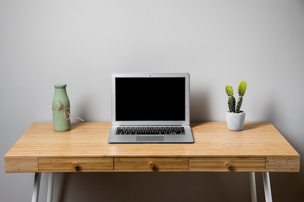 Foto gratuita concepto de escritorio de madera ordenado simple