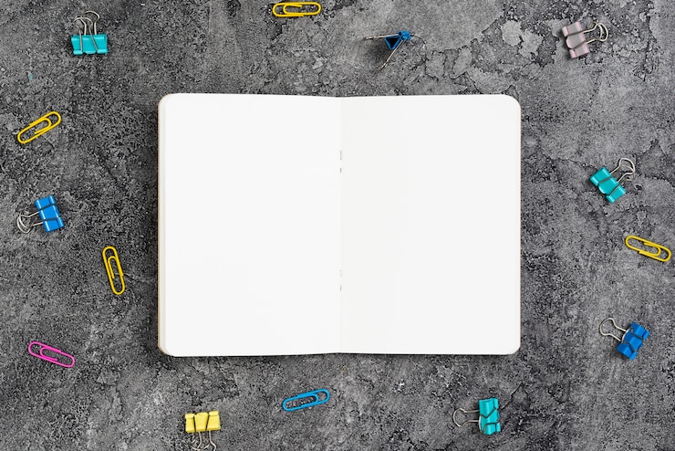 Foto gratuito concepto de escritorio vista superior con cuaderno abierto