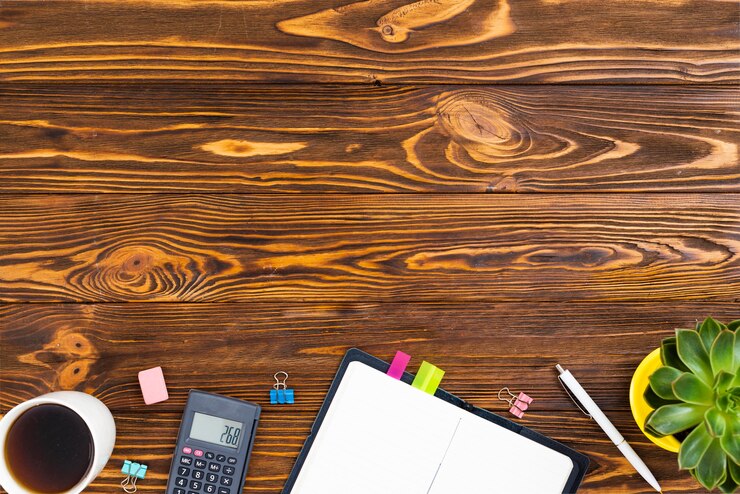 Foto gratuito concepto de escritorio vista superior con fondo de madera