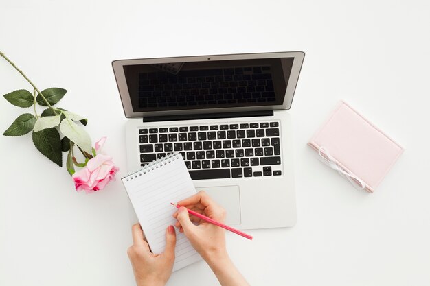 Concepto de escritorio de vista superior con manos de mujer