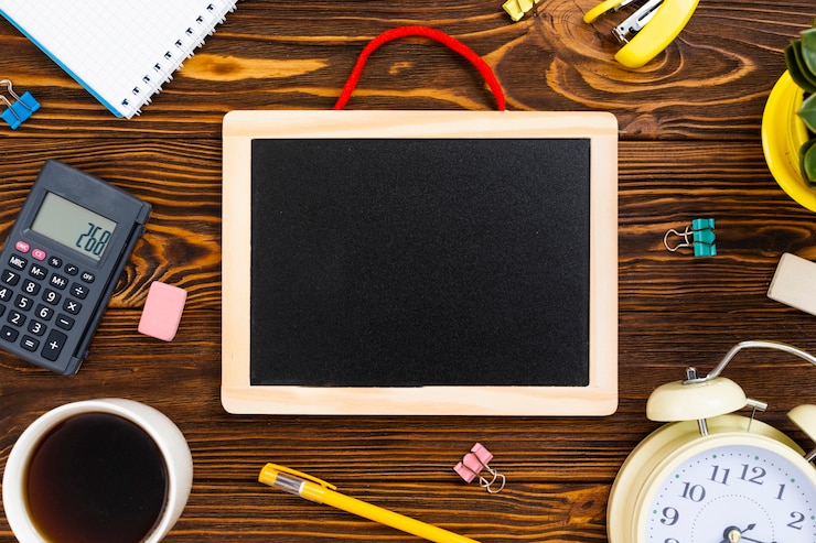 Foto gratuito concepto de escritorio vista superior con pizarra