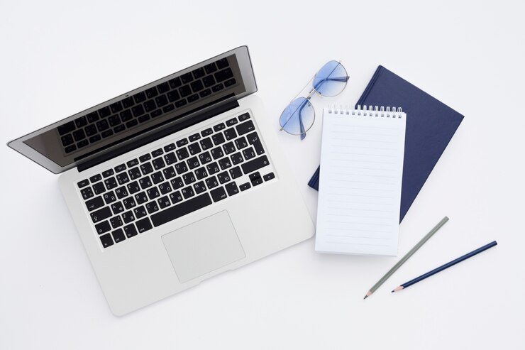 Foto gratuito concepto de escritorio de vista superior con portátil