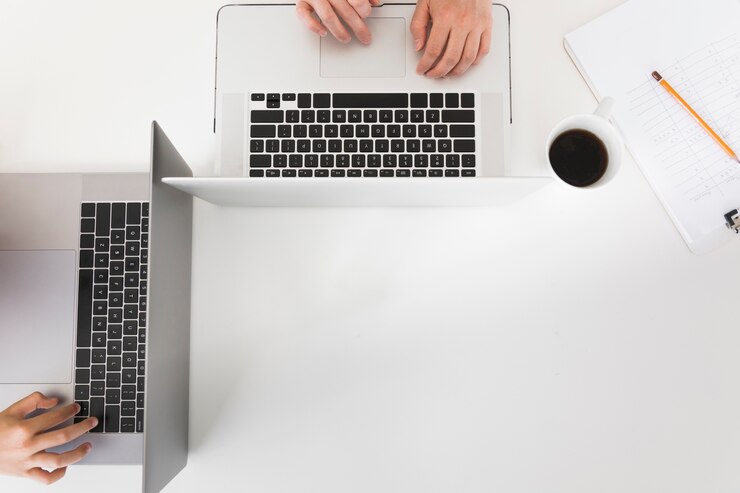 Foto gratuito concepto de escritorio de vista superior con portátil