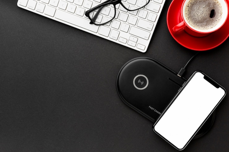 Foto gratuito concepto de escritorio de vista superior con teléfono inteligente
