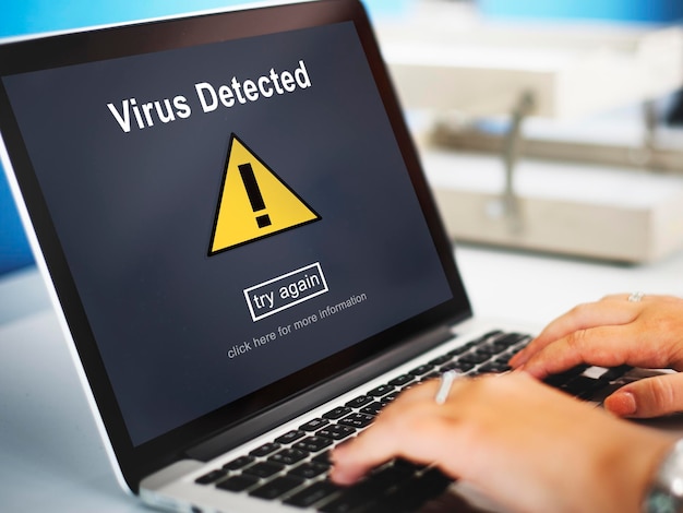 Concepto de escudo de riesgo de piratería de alerta de virus detectado