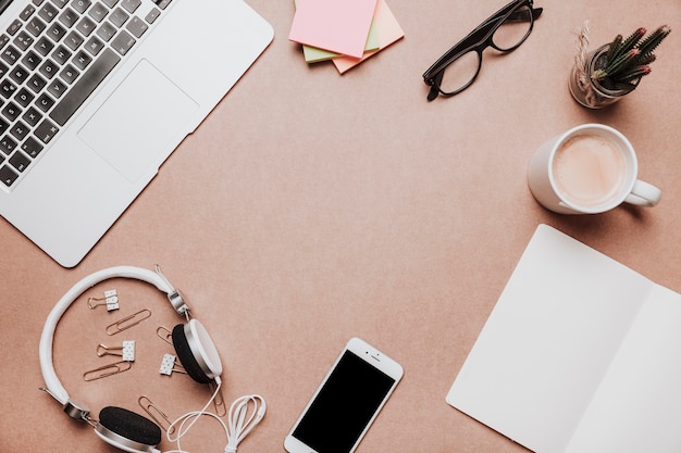 Foto gratuita concepto de espacio de trabajo con espacio en medio y café