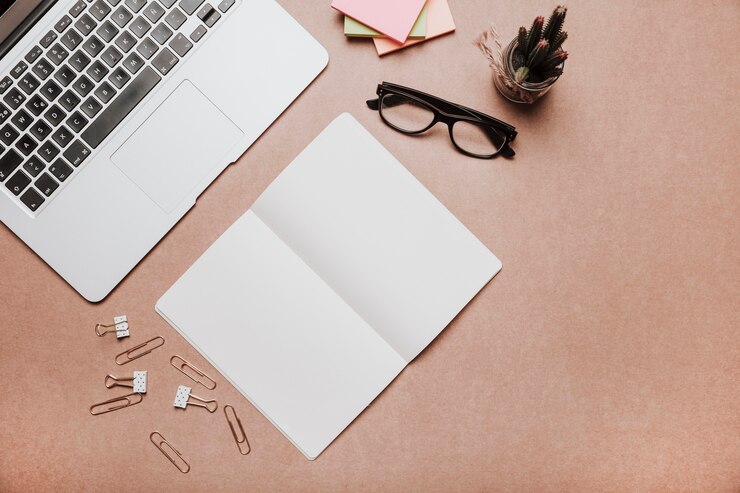 Foto gratuito concepto de espacio de trabajo con libro abierto