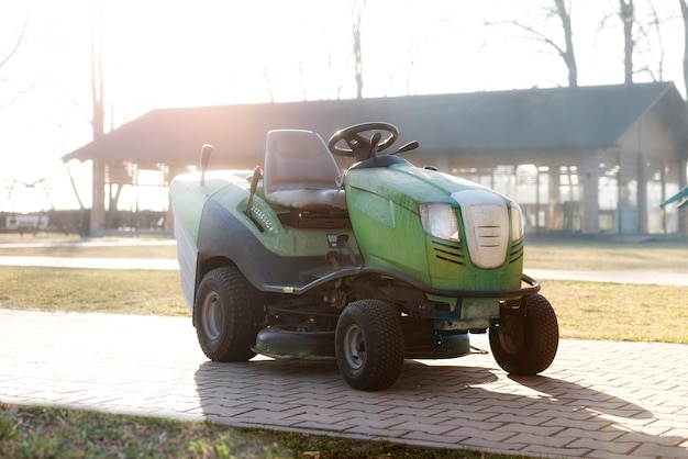 Concepto de estilo de vida rural con cortadora de césped