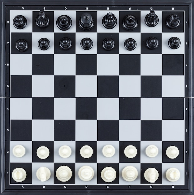 Concepto de estrategia y ajedrez con figuras de ajedrez en la vista superior del tablero de ajedrez.