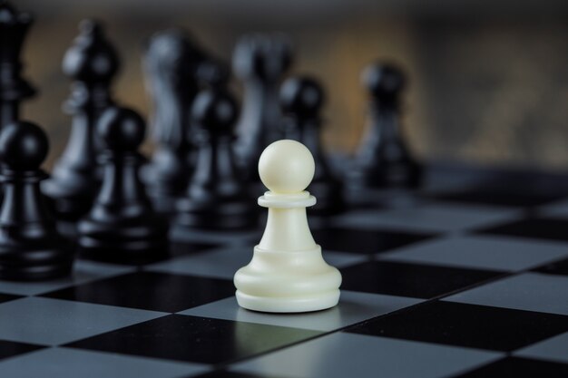 Concepto de estrategia empresarial con figuras en primer plano del tablero de ajedrez.