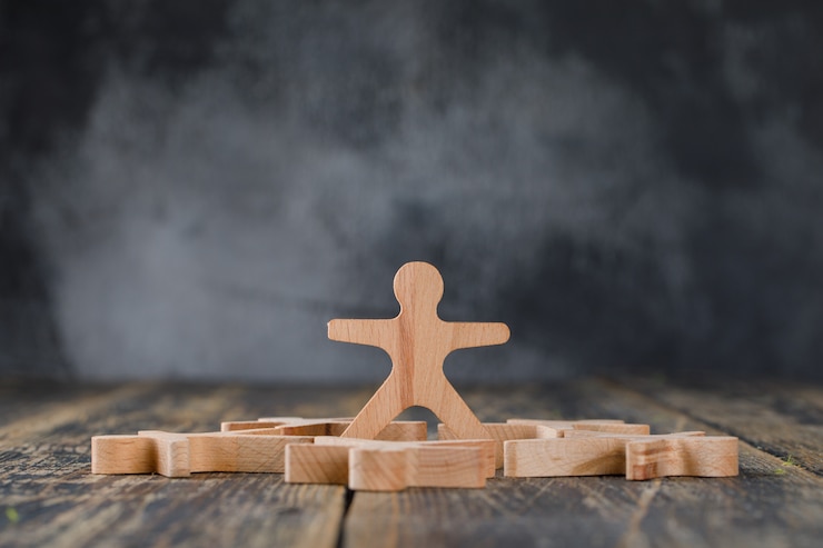 Foto gratuito concepto de éxito empresarial con figuras de madera de la vista lateral de personas.