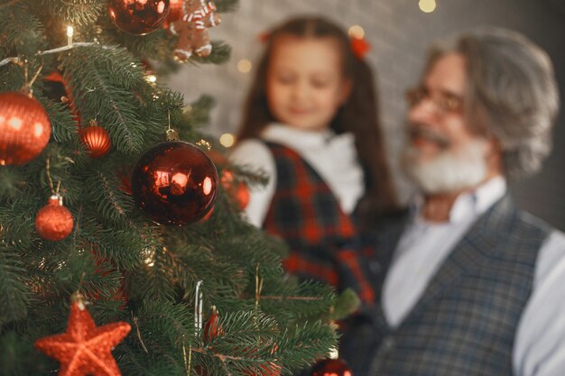 Concepto de familia, vacaciones, generación, navidad y personas. Habitación decorada para Navidad