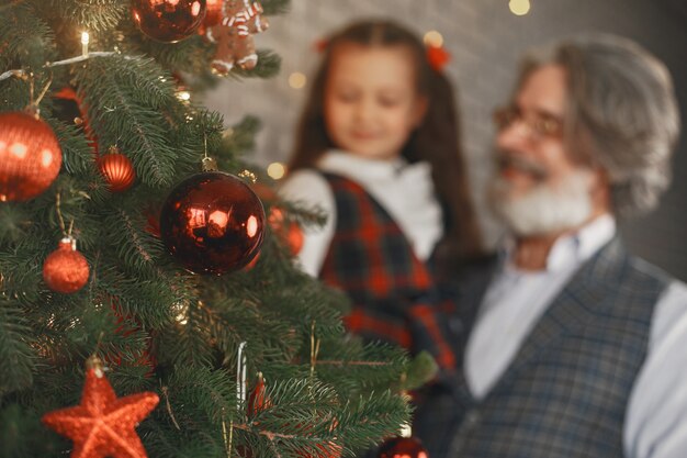 Concepto de familia, vacaciones, generación, Navidad y personas. Habitación decorada para Navidad.