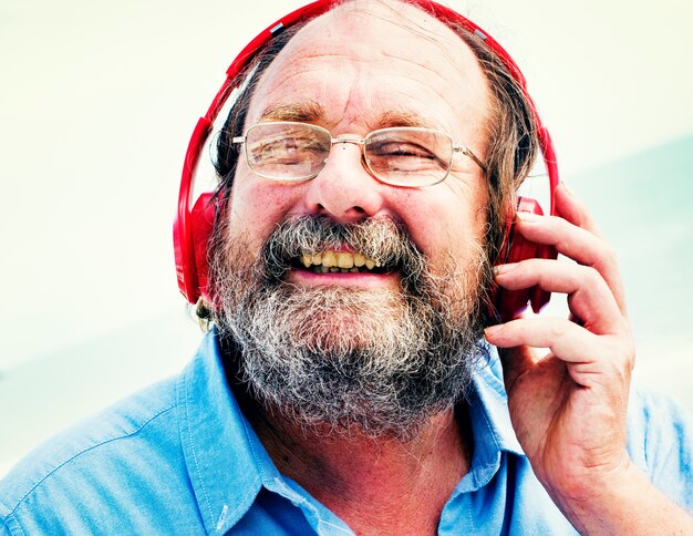 Concepto de la felicidad de la música de los auriculares del hombre que escucha
