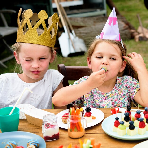 Concepto de la felicidad del partido de la celebración de los niños