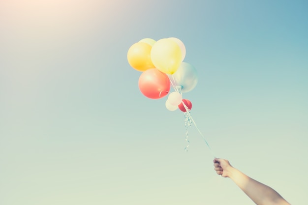 El concepto de feliz cumpleaños en verano y fiesta de luna de miel de la boda.