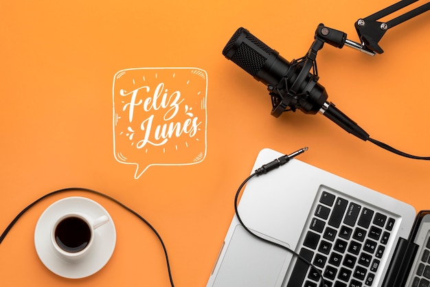 Foto gratuita concepto de feliz lunes con laptop y taza de café