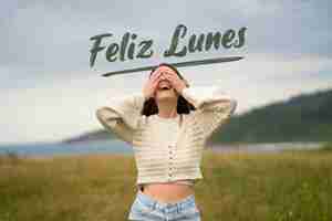 Foto gratuita concepto de feliz lunes con mujer al aire libre