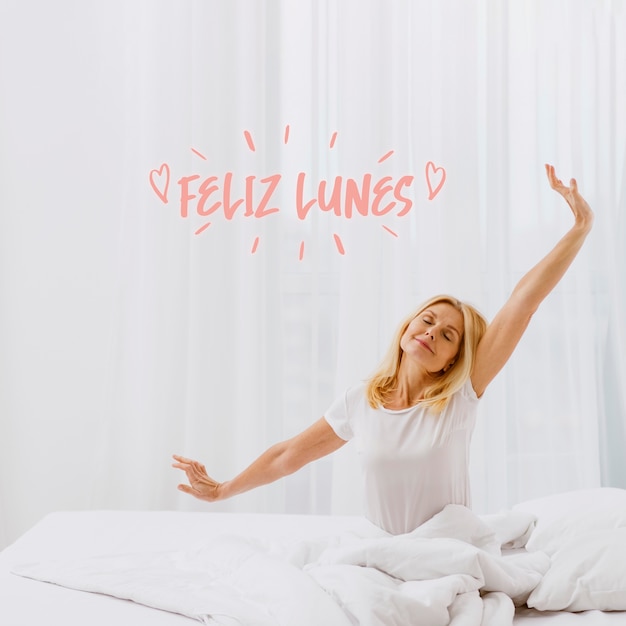 Foto gratuita concepto de feliz lunes con mujer despertando