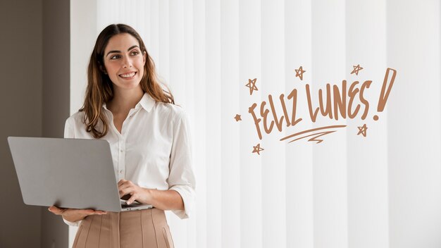 Concepto de feliz lunes con mujer con laptop