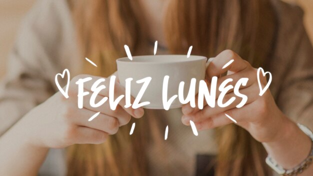 Concepto de feliz lunes con mujer sosteniendo una taza de café