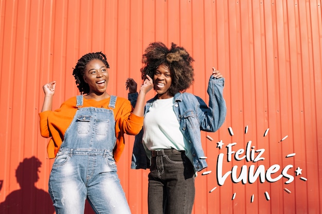 Foto gratuita concepto de feliz lunes con mujeres sonrientes