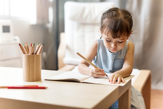 Concepto feliz de la muchacha alegre de la muchacha alegre del niño pequeño de la descendencia