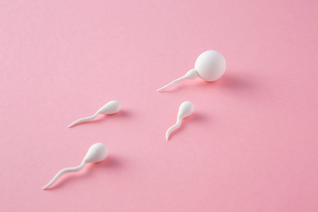 Concepto de fertilidad con fondo rosa