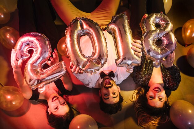 Concepto de fiesta de 2018 con personas tumbadas en el suelo