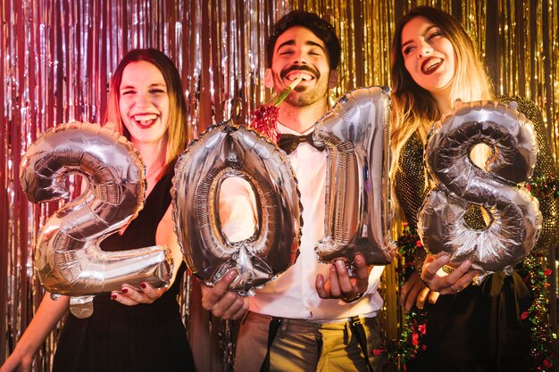 Concepto de fiesta de 2018 con tres personas